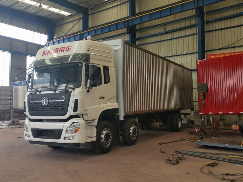 半挂飞翼车，东风天龙飞翼车