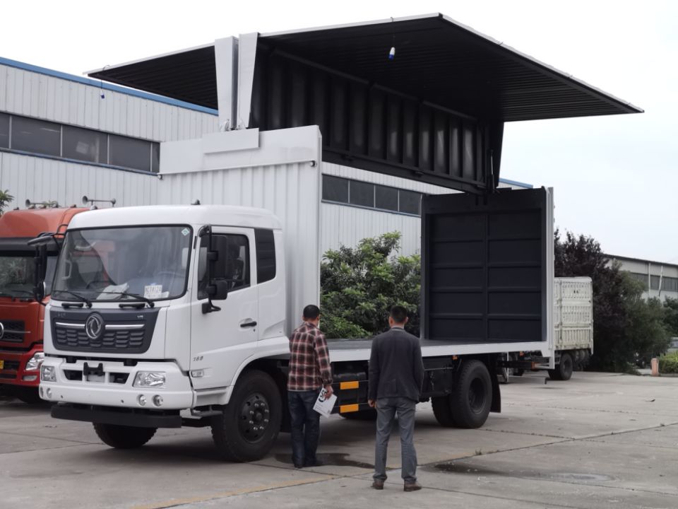 东风天锦飞翼车