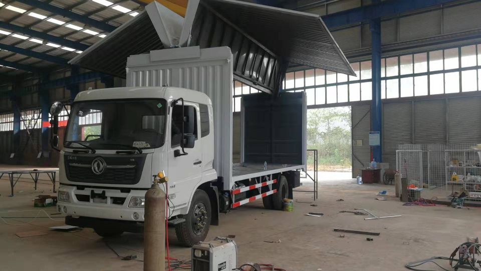 东风天锦翼展车
