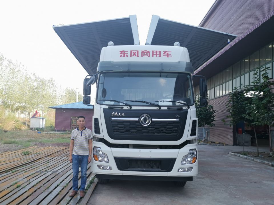 东风天龙翼展车