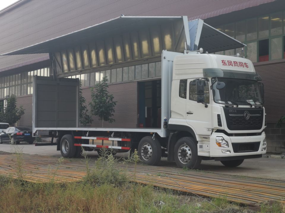 东风天龙翼展车