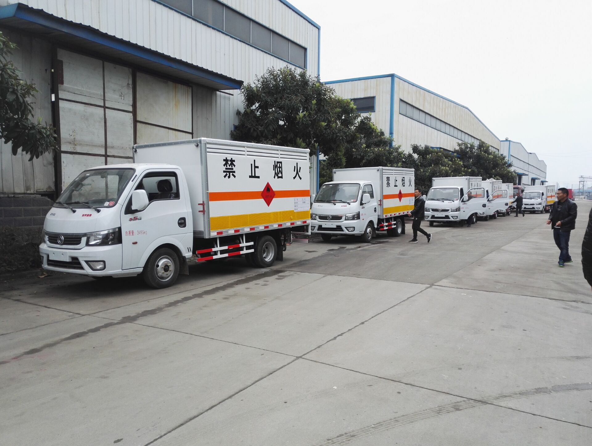 东风途逸易燃气体厢式运输车