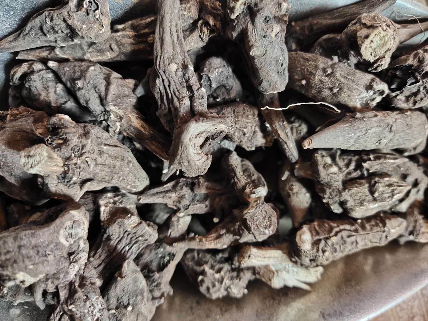 供应新疆草乌   新疆草乌一斤多少钱