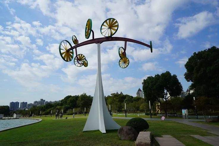 不锈钢风车雕塑随风转动的风动雕塑