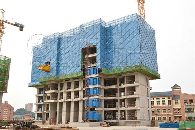 2 爬架允许有三个操作层同时作业,每层施工荷载不超过2kn/m2.    10.