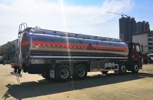 汕德卡30方力神油罐车