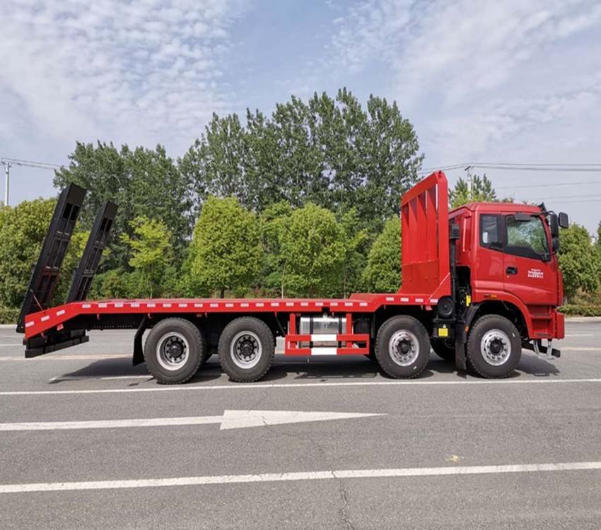 国六福田挖机拖车 欧曼前四后八四桥短轴距拖车