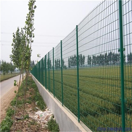 浸塑钢丝护栏网新疆实体厂家直销 