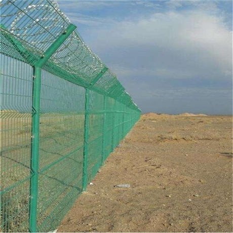 新疆钢丝网围栏厂家 浸塑电焊钢丝网围栏价格 鸿翔围栏网提供安装方案