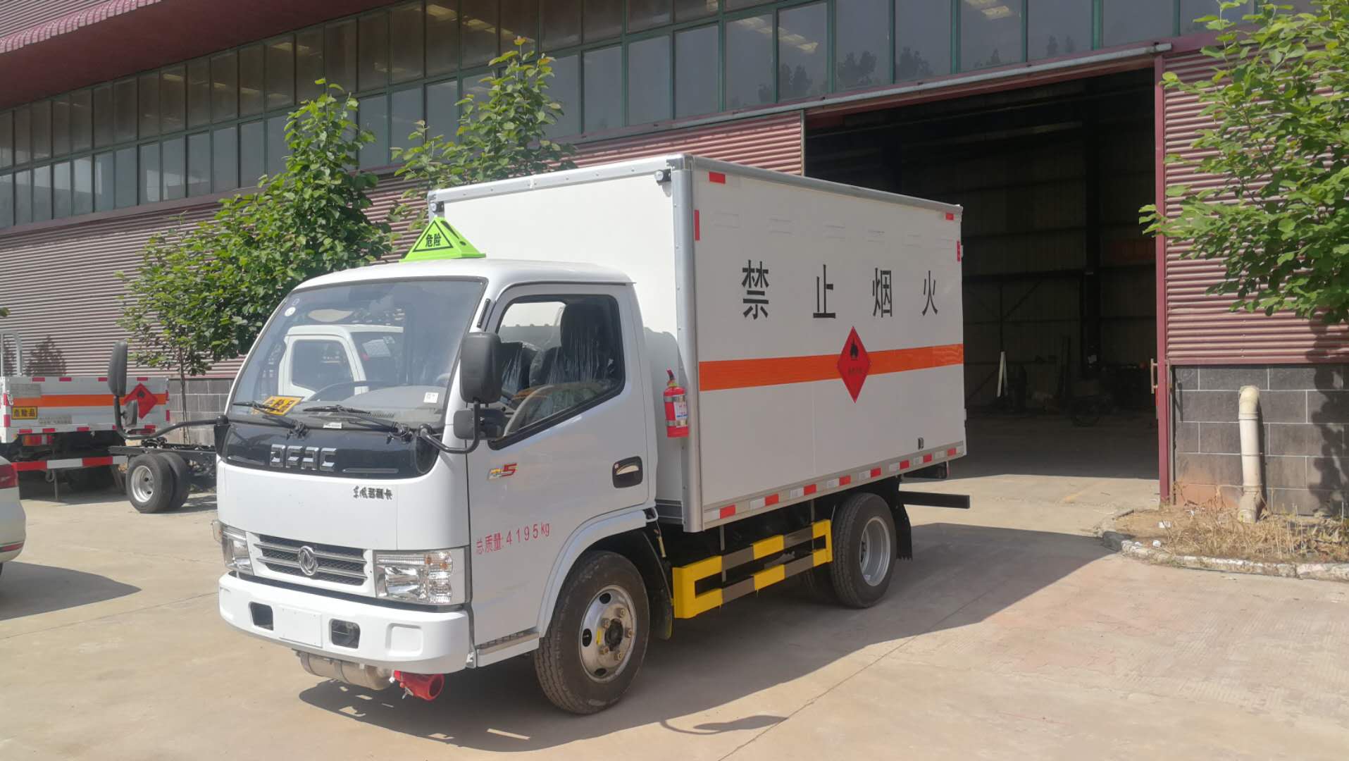 东风多利卡蓝牌易燃气体厢式车