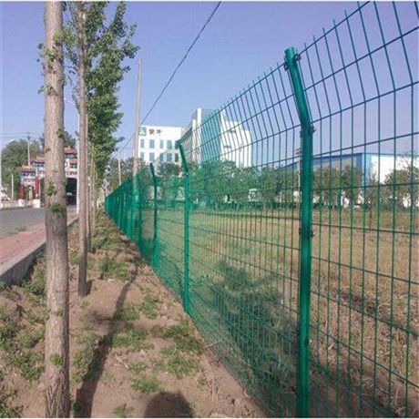 隔离栅防护栅栏新疆厂家推荐 乌鲁木齐鸿翔围栏网厂供应 浸塑绿色护栏网