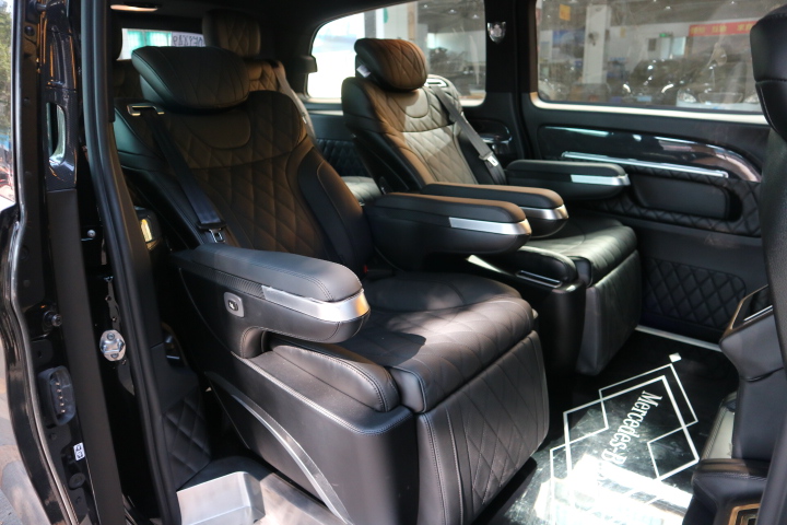 深圳市威霆商务车内饰改装航空座椅黑武士版