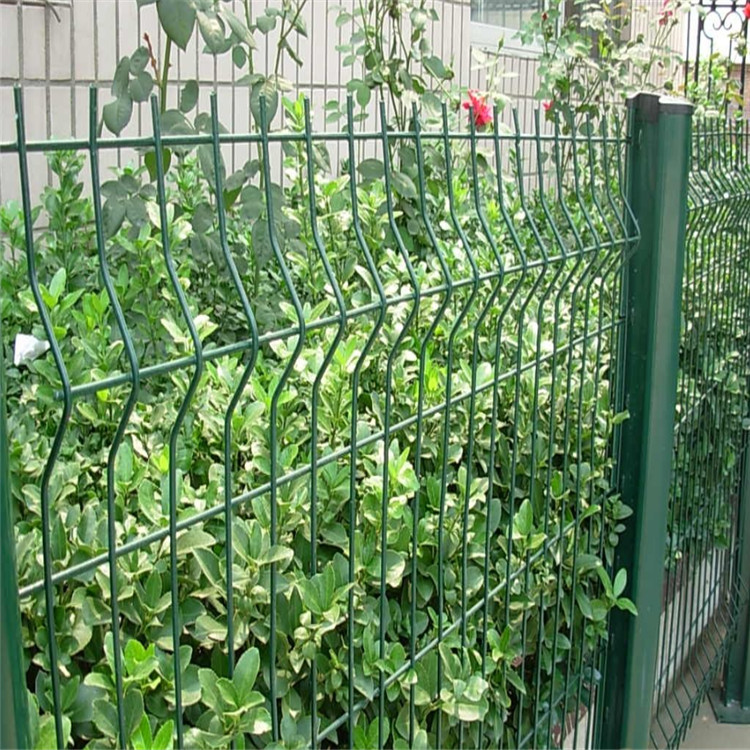 加强筋围栏网 小区隔离三角折弯围栏 园区绿化三角折弯护栏