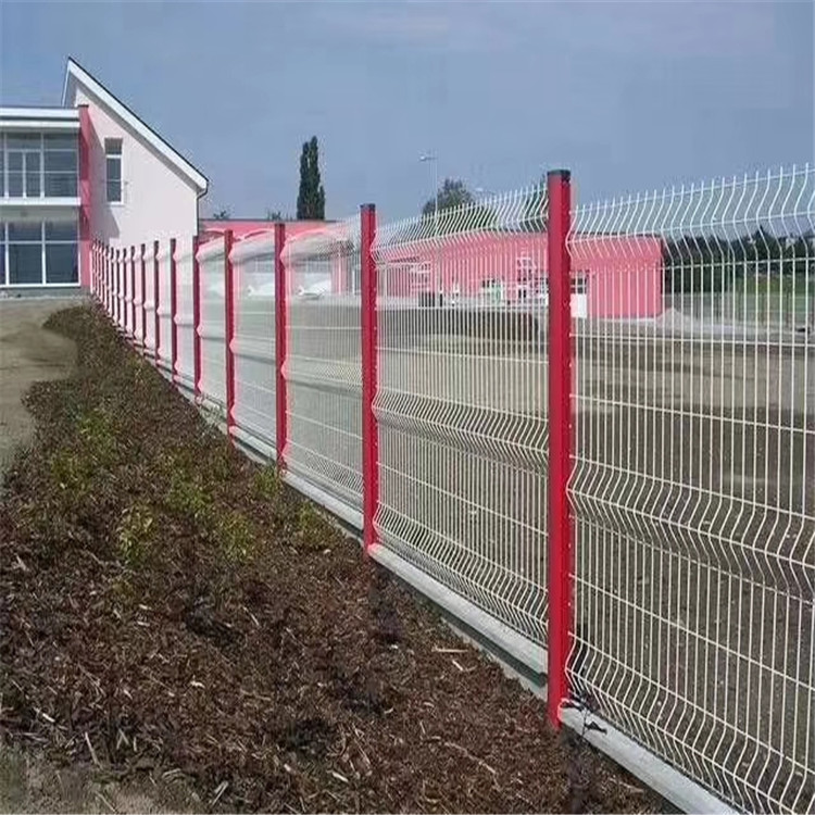 加强筋围栏网 批发定制三角折弯护栏 护栏网厂家