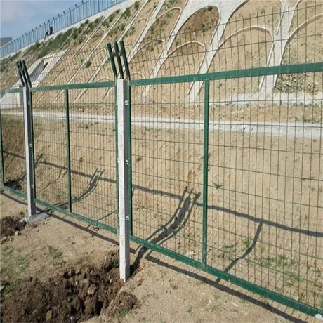 新疆铁路防护栅栏厂家 乌鲁木齐防护栅栏价格