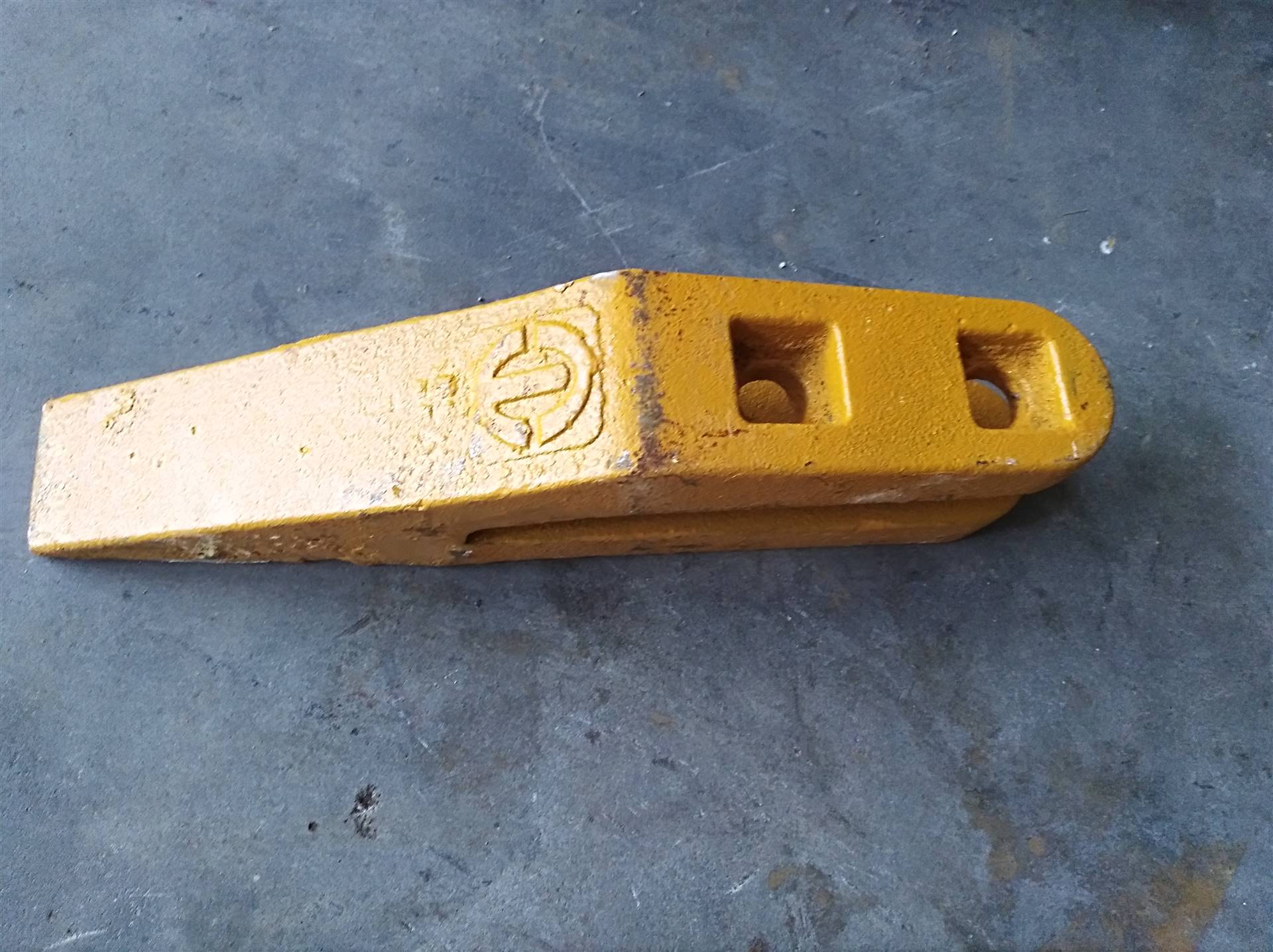 山工装载机配件斗齿z420010681