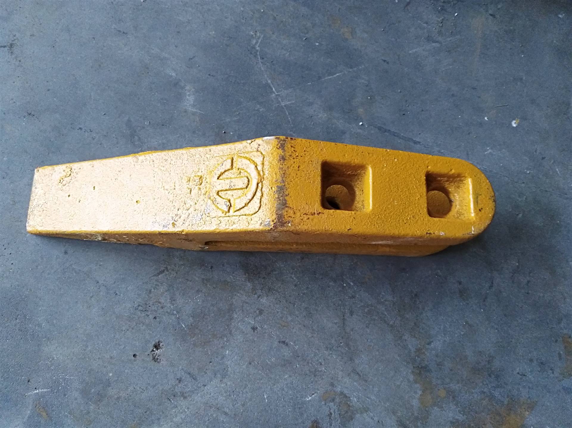 山工装载机配件斗齿z420010681济宁长虹机械