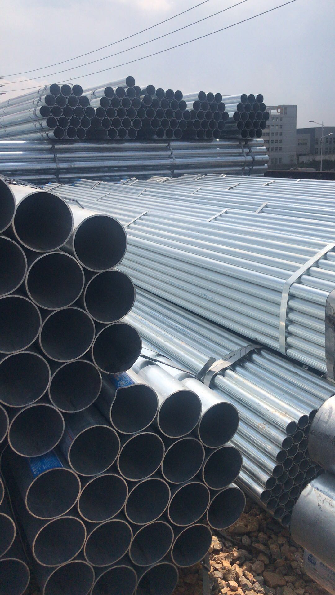 只一墙之隔,有利于各大钢铁公司的钢材和金属材料大批量运送和中转,是