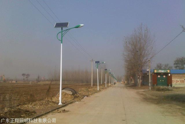 LED太阳能路灯已成农村道路照明