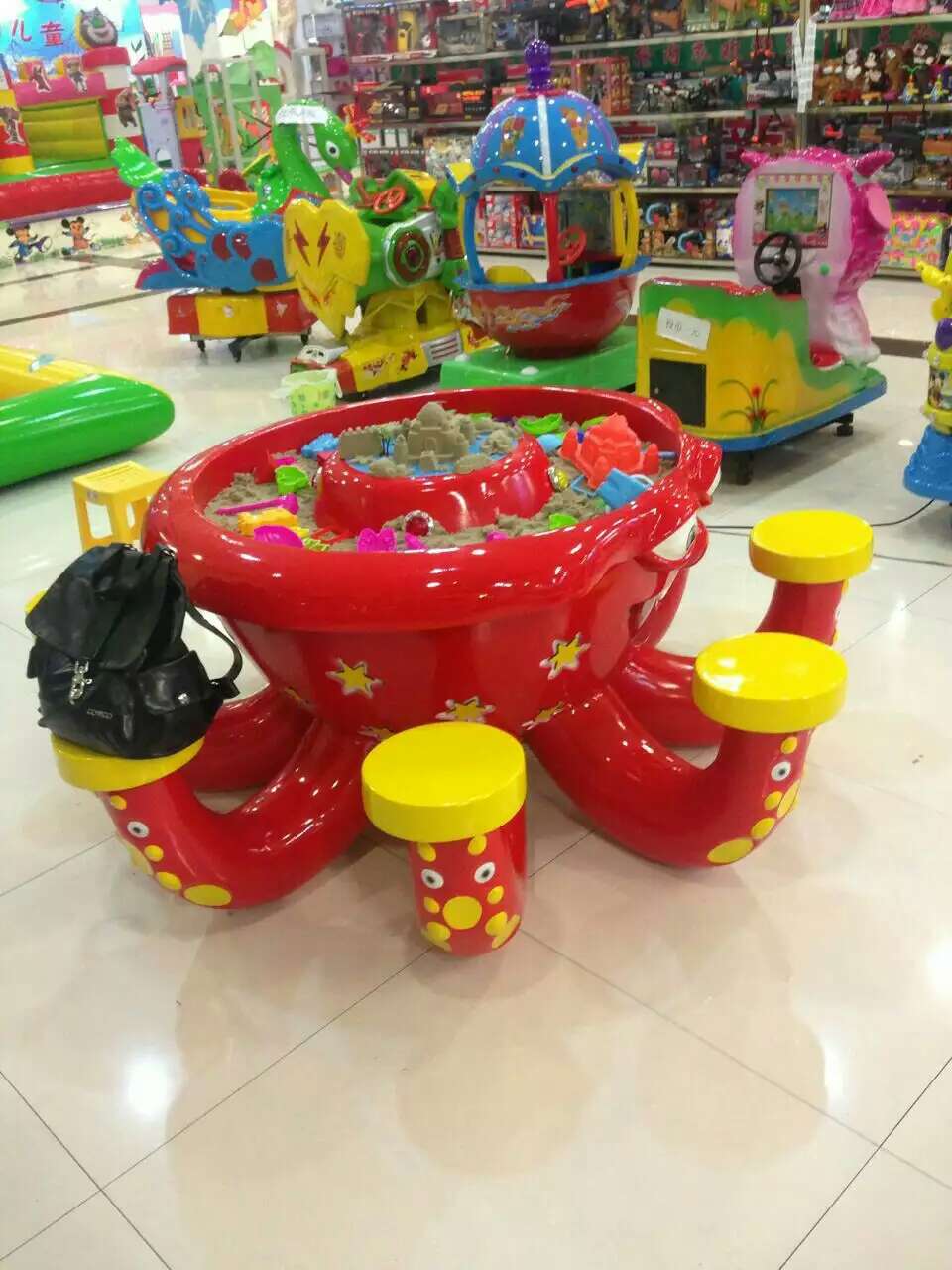 室内儿童乐园设备玻璃钢沙桌