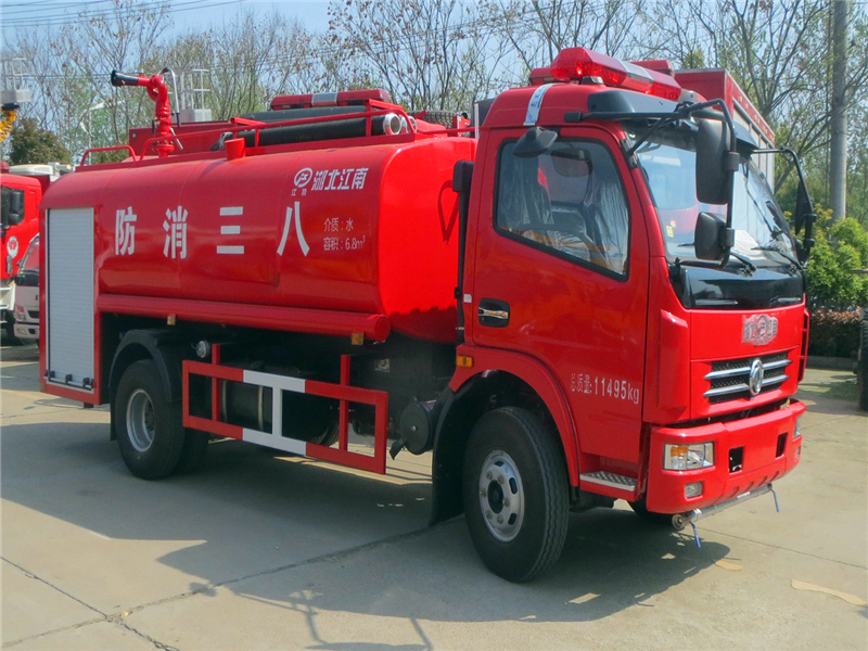 蓝牌消防车品牌怎么选 请选东风水罐消防车 泡沫消防车厂家