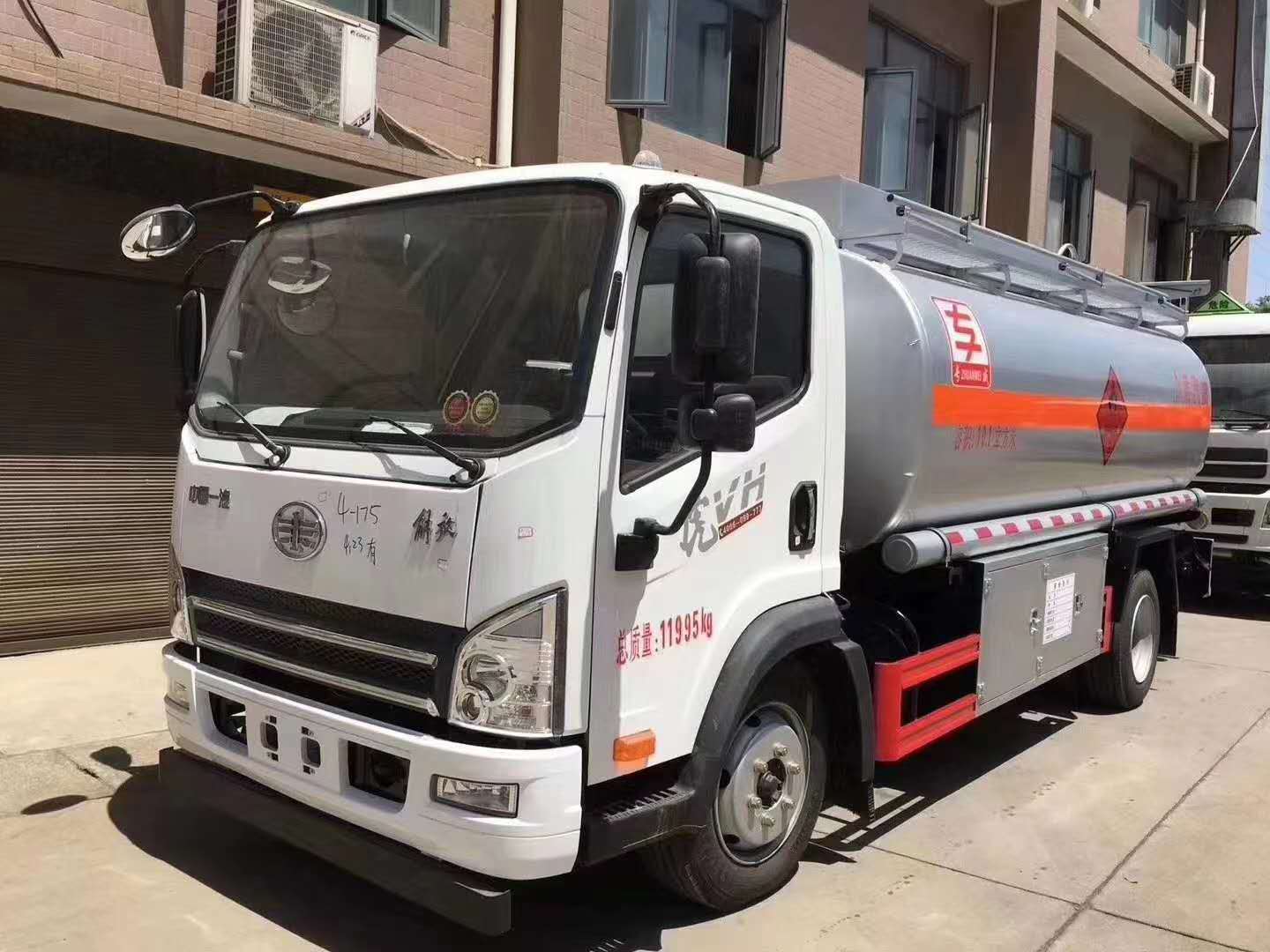 凉山解放10吨油罐车 8吨 5吨 油罐车 现车出售 包上户