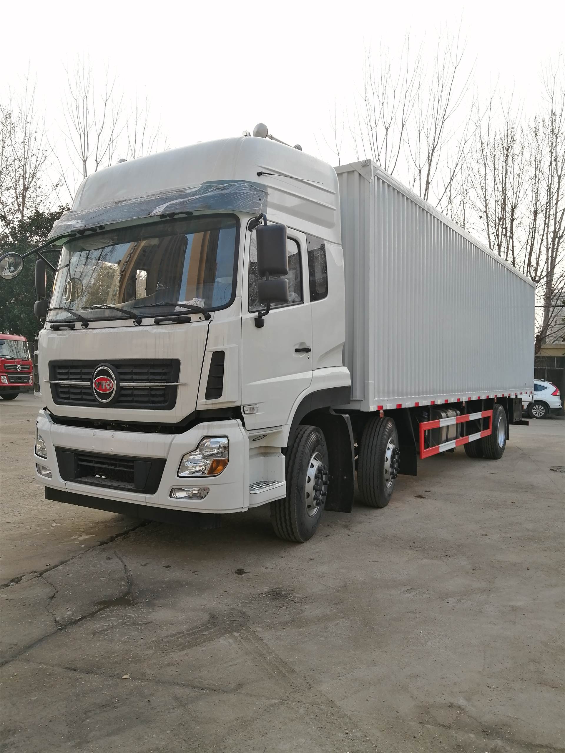 本公司定制9.6米厢式车