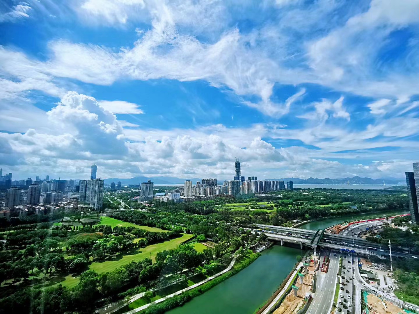 深圳灣科技生態園位於沙河西和白石路交界處,交通便利,高新園站,科苑