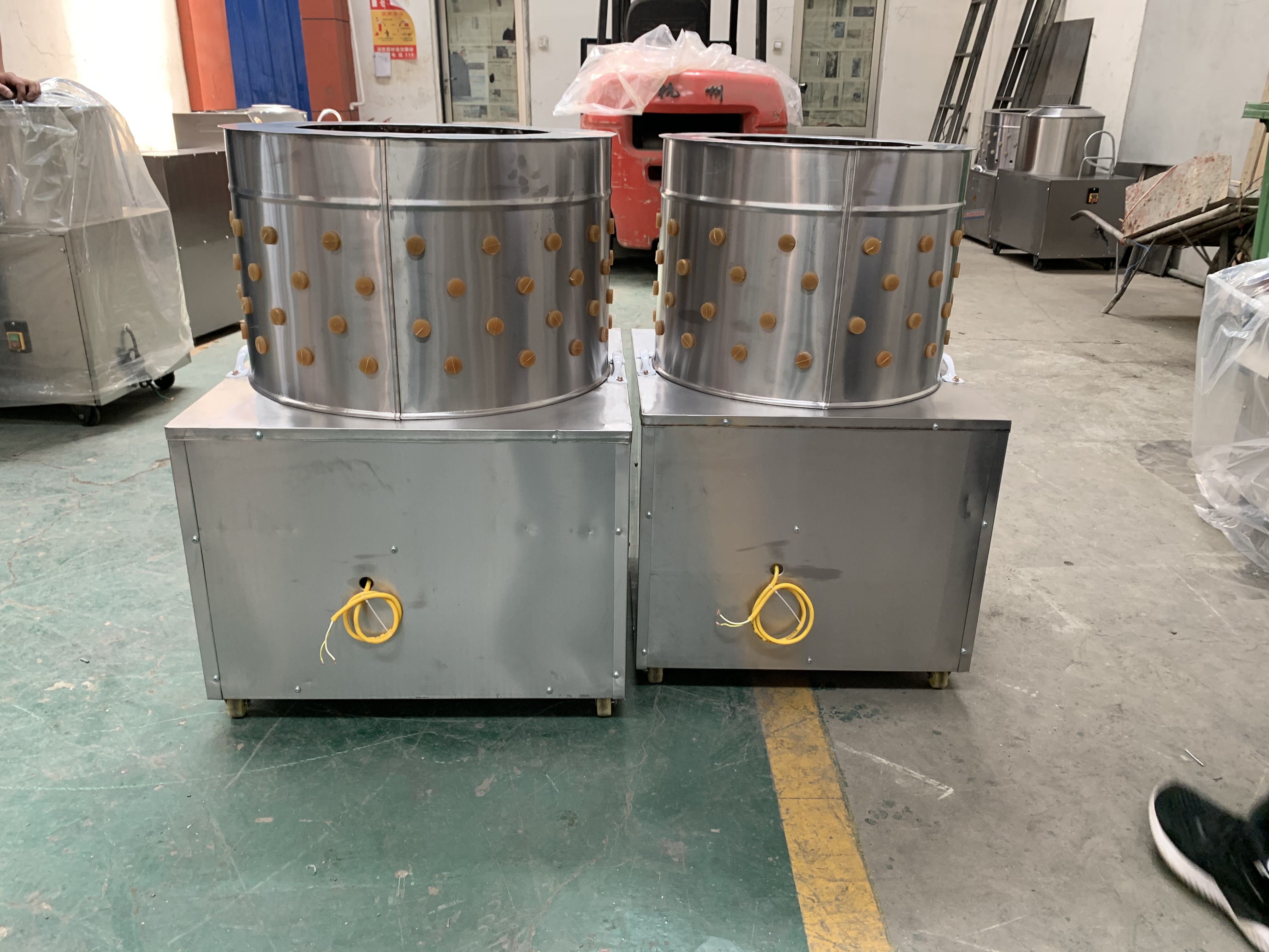 然后开启机器,放入机桶内(姜,马铃薯,鱼可直接放入).