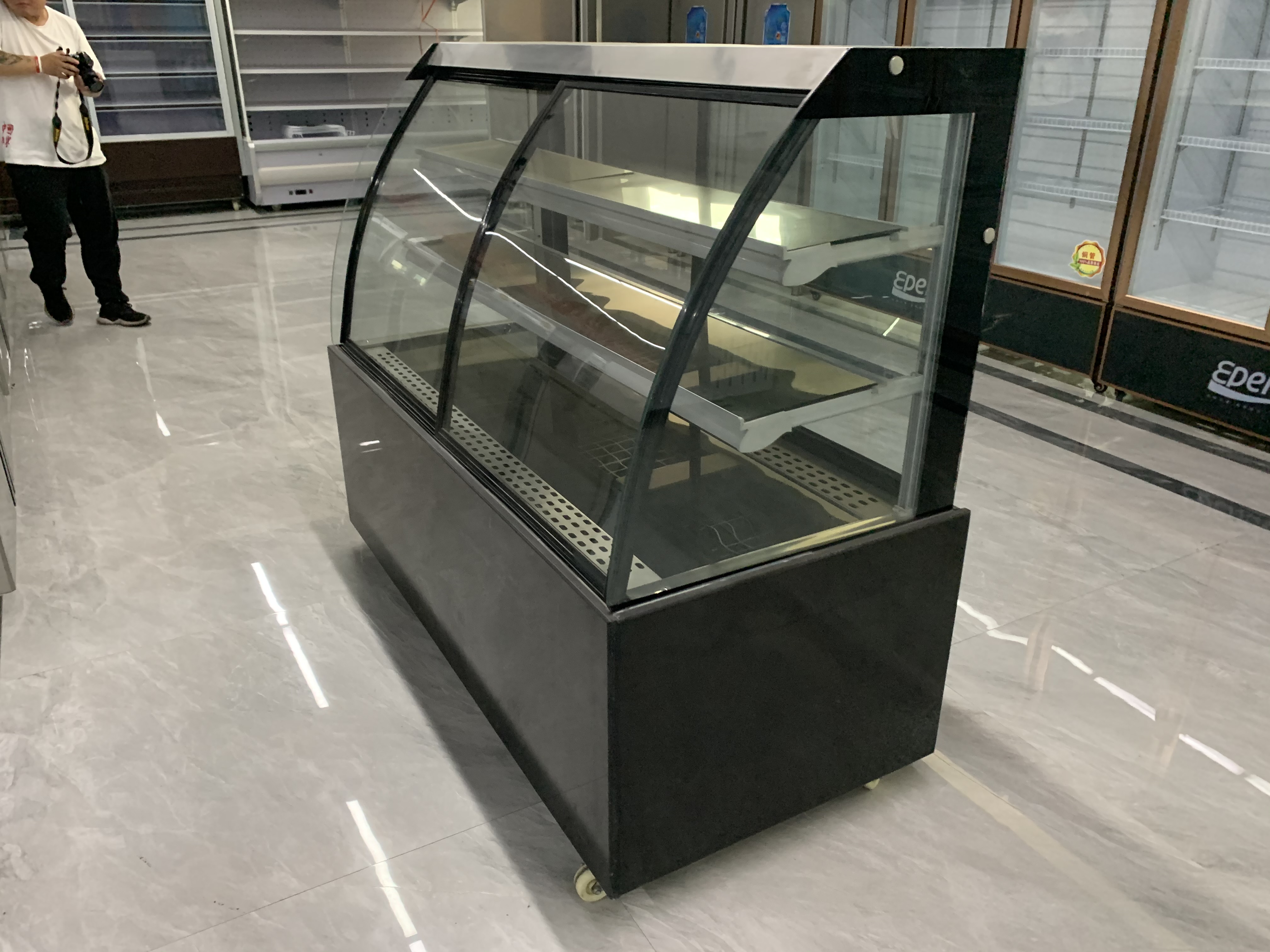 四,蛋糕柜不要放置在太冷能够结冰的环境中.