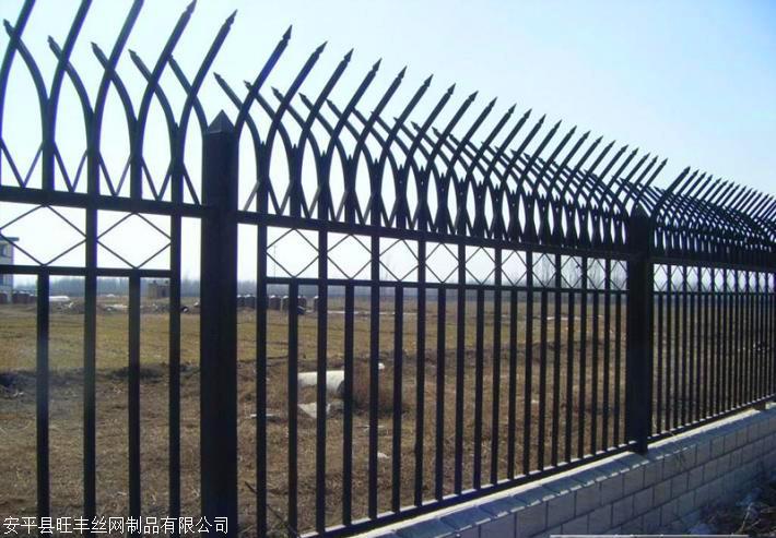 pvc道路护栏锌钢围栏施工安装