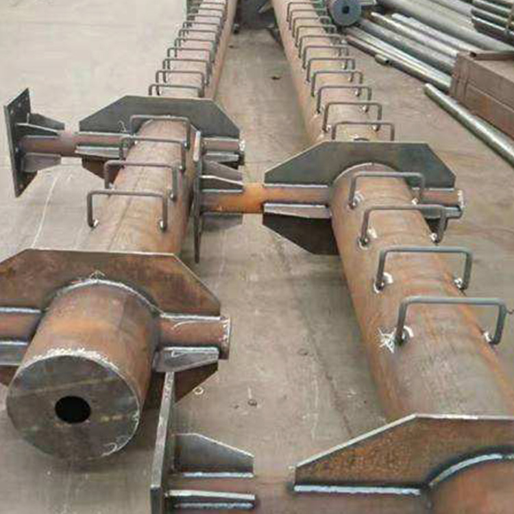 4,监控杆基础的混凝土浇注面平整度小于5mm/m尽量保持立杆预埋件似浇