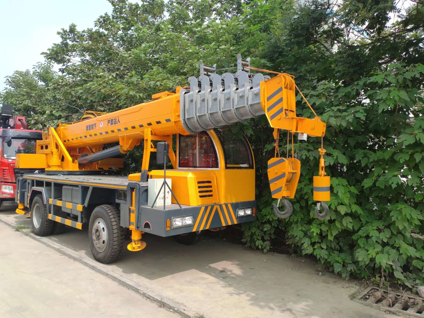 自制底盘8吨吊车是由先进设计理念的研发团队设计而成,产品吊臂采用