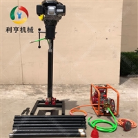 一人背着上山勘探的背包钻机 轻便岩石钻孔取芯钻探机械