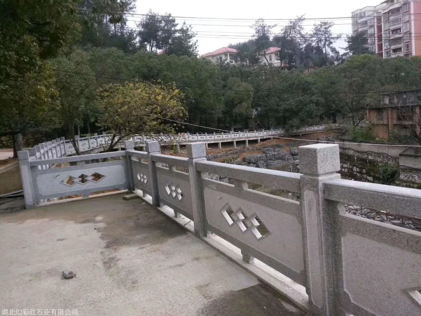 桥边石雕石栏杆