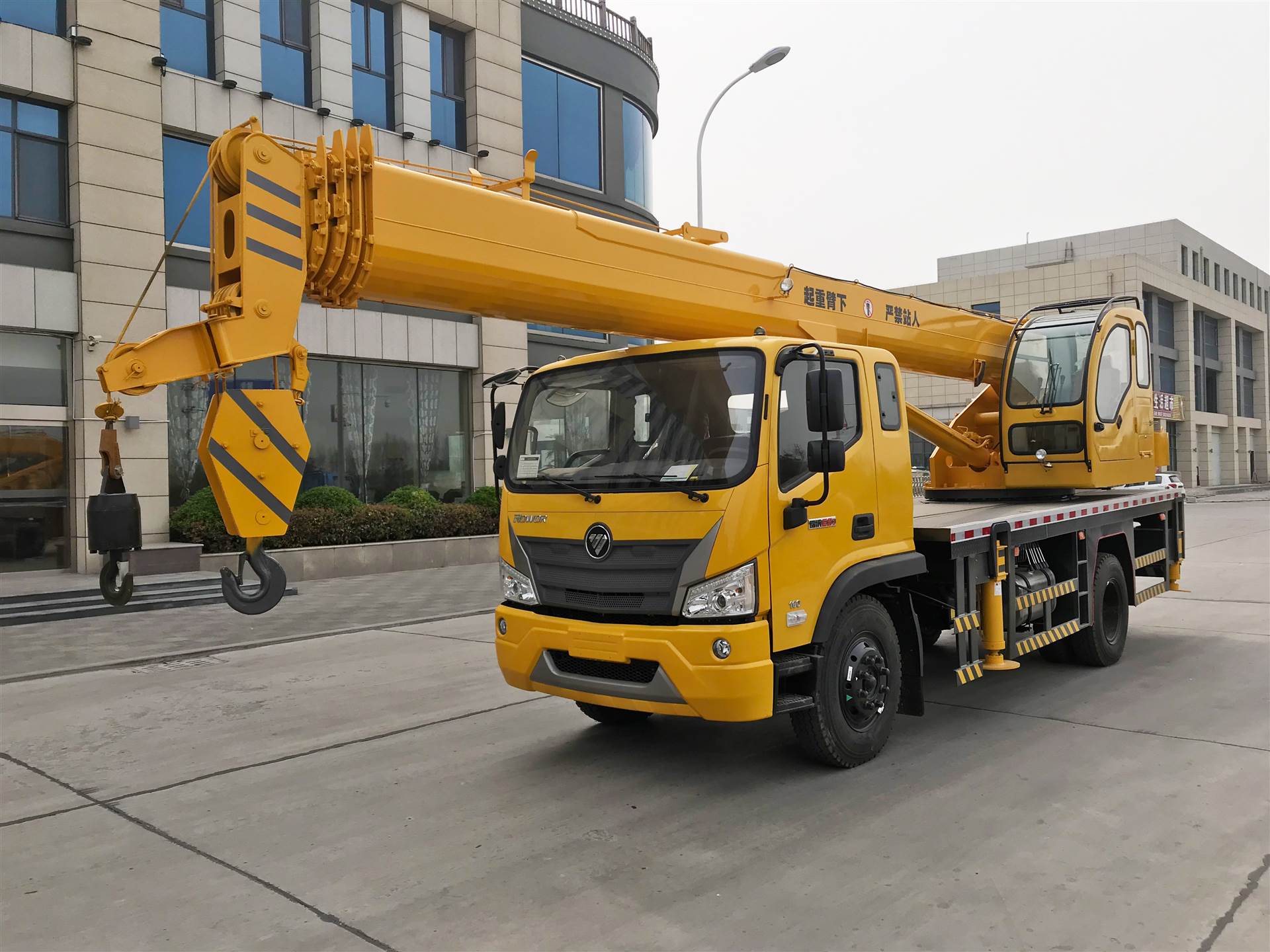 16吨国六福田汽车吊大臂37米 国六大马力汽车吊上牌吊车