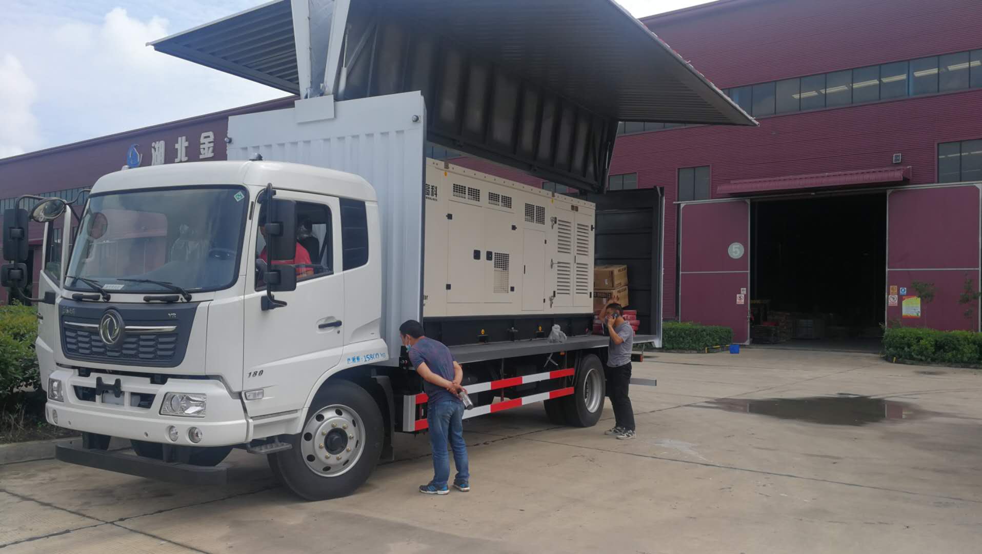 东风天锦翼展车1
