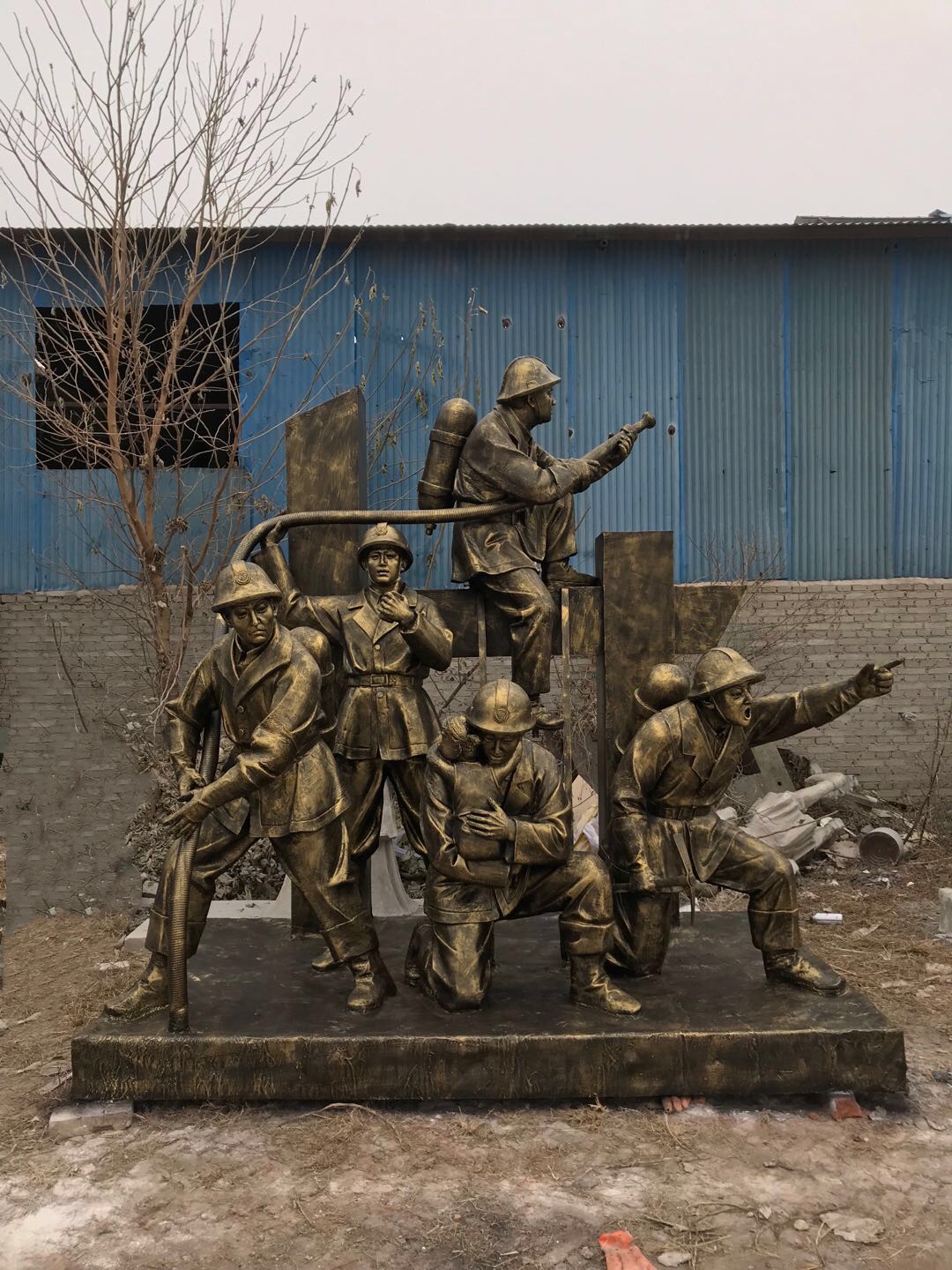 玻璃钢雕塑消防员战士救火场景厂家直销