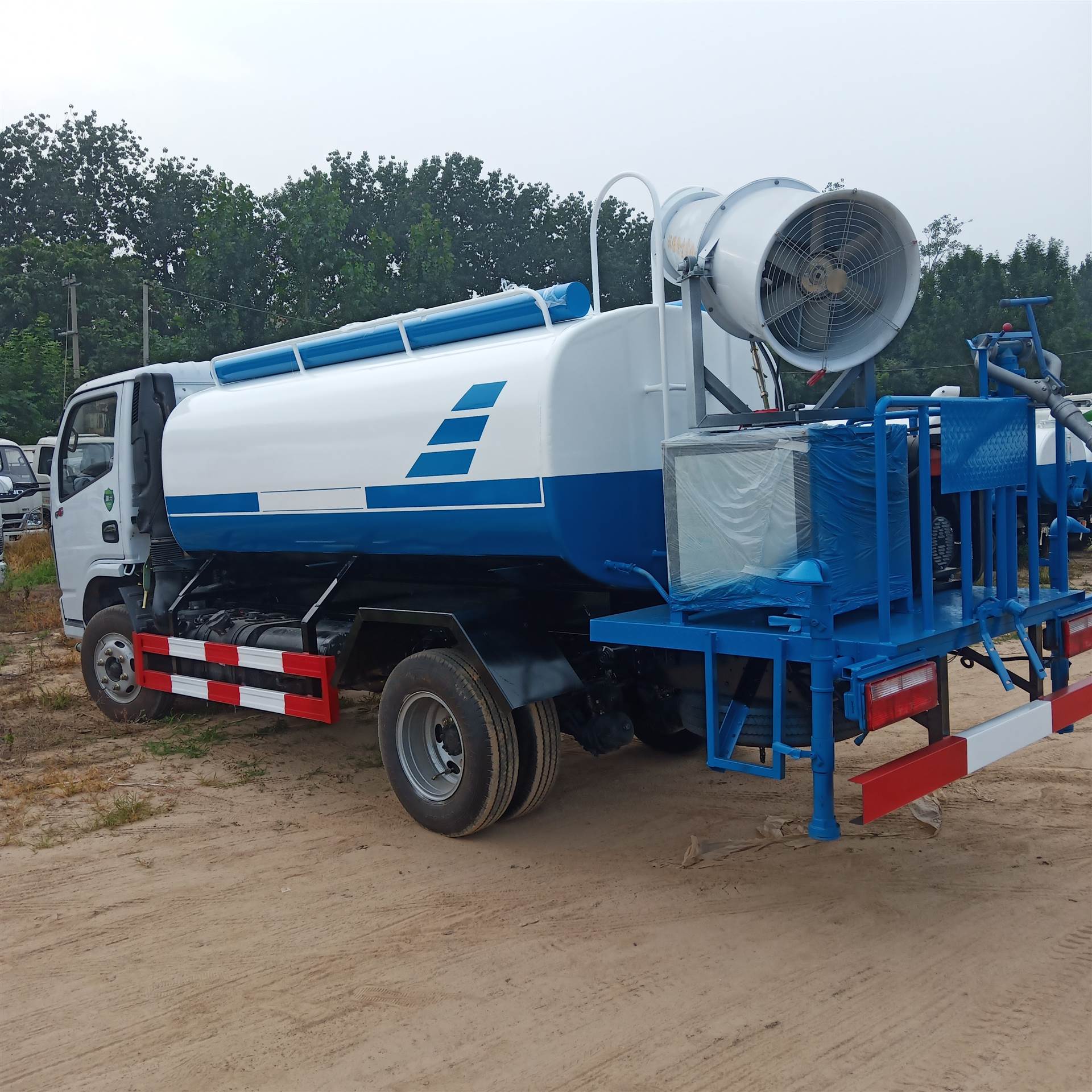 8方洒水车厂家直销