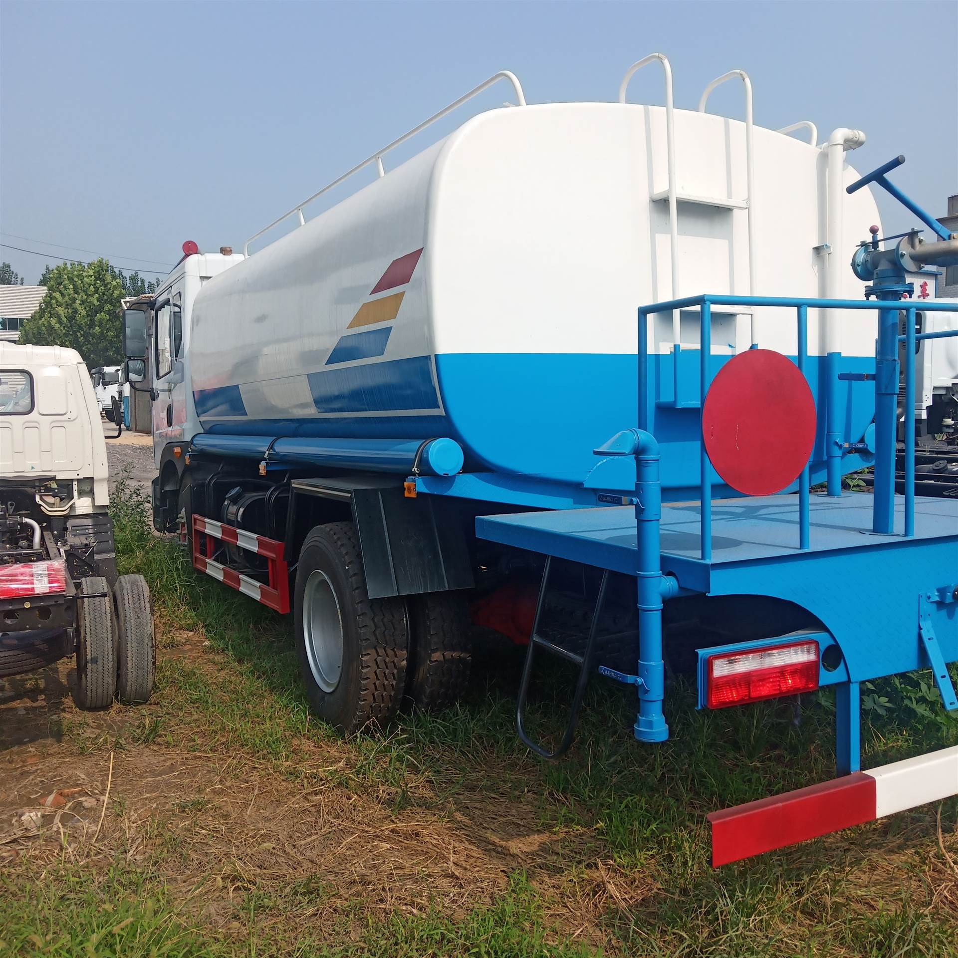 洒水雾炮车大型蓝牌绿化洒水车厂家出售_郓城聚佳环卫设备有限公司