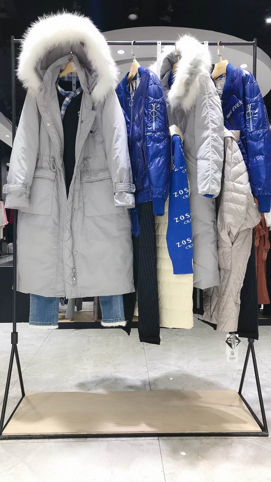 宝莱国际品牌羽绒服批发 女装折扣尾货走份批发 直播女装一手供应