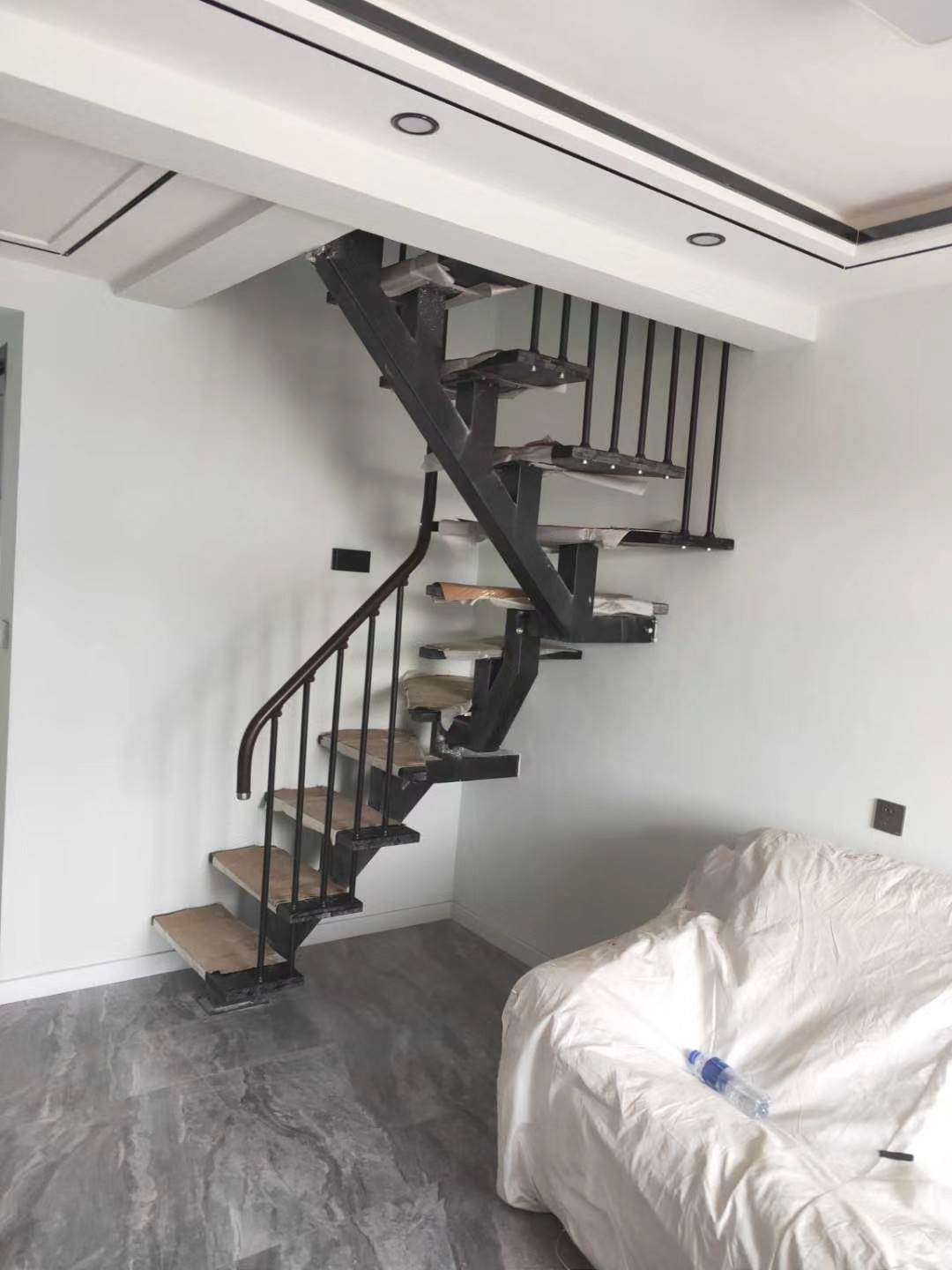 u型直梁钢木楼梯 免费设计 适合孩子坚固安全高密度护栏 批量生产