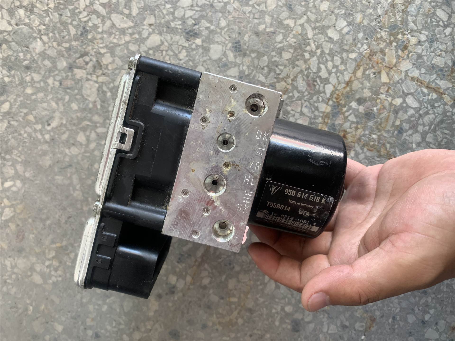 广州车锁汇汽车配件有限公司 产品展厅 >保时捷mancan二手abs泵 卡宴