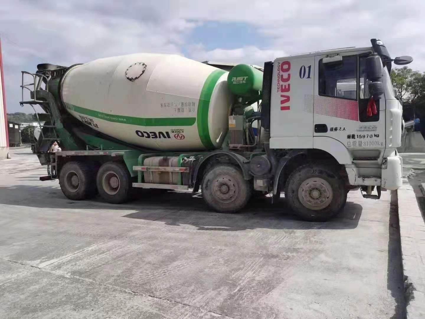 18年红岩杰狮轻量化拉15方混泥土车车况精品有意联系