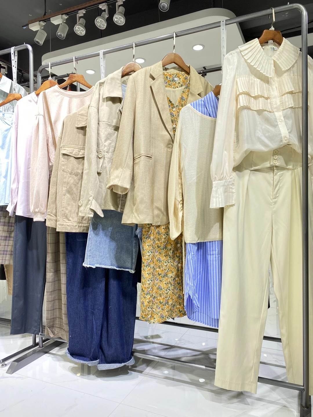 justzzu新作品牌折扣女装批发商场撤柜女装货源渠道尾货服装供应链