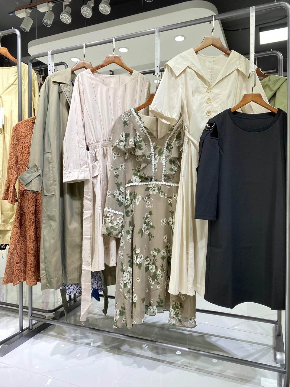 夏柏品牌折扣女装批发商场撤柜女装货源渠道尾货服装供应链