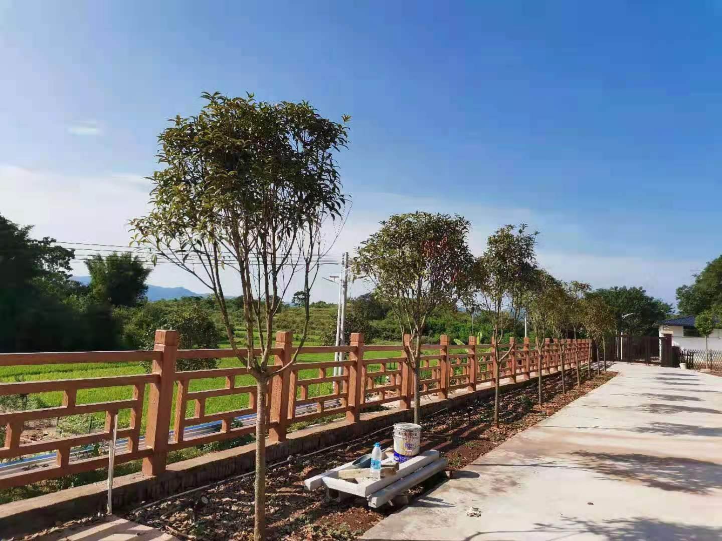 揭阳新农村景观树皮纹栏杆 河道安全防护栏杆 水泥浇筑混凝土仿木栏杆 