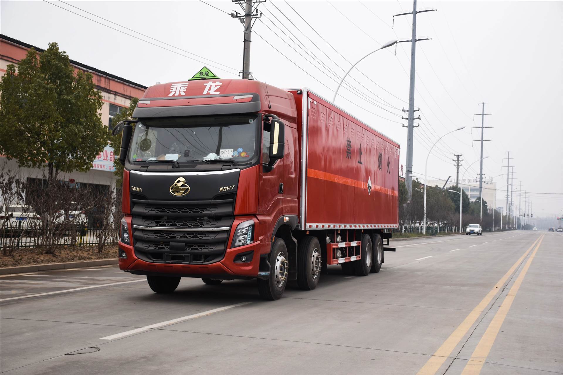 东风柳汽400马力厢式腐蚀牌危险品车