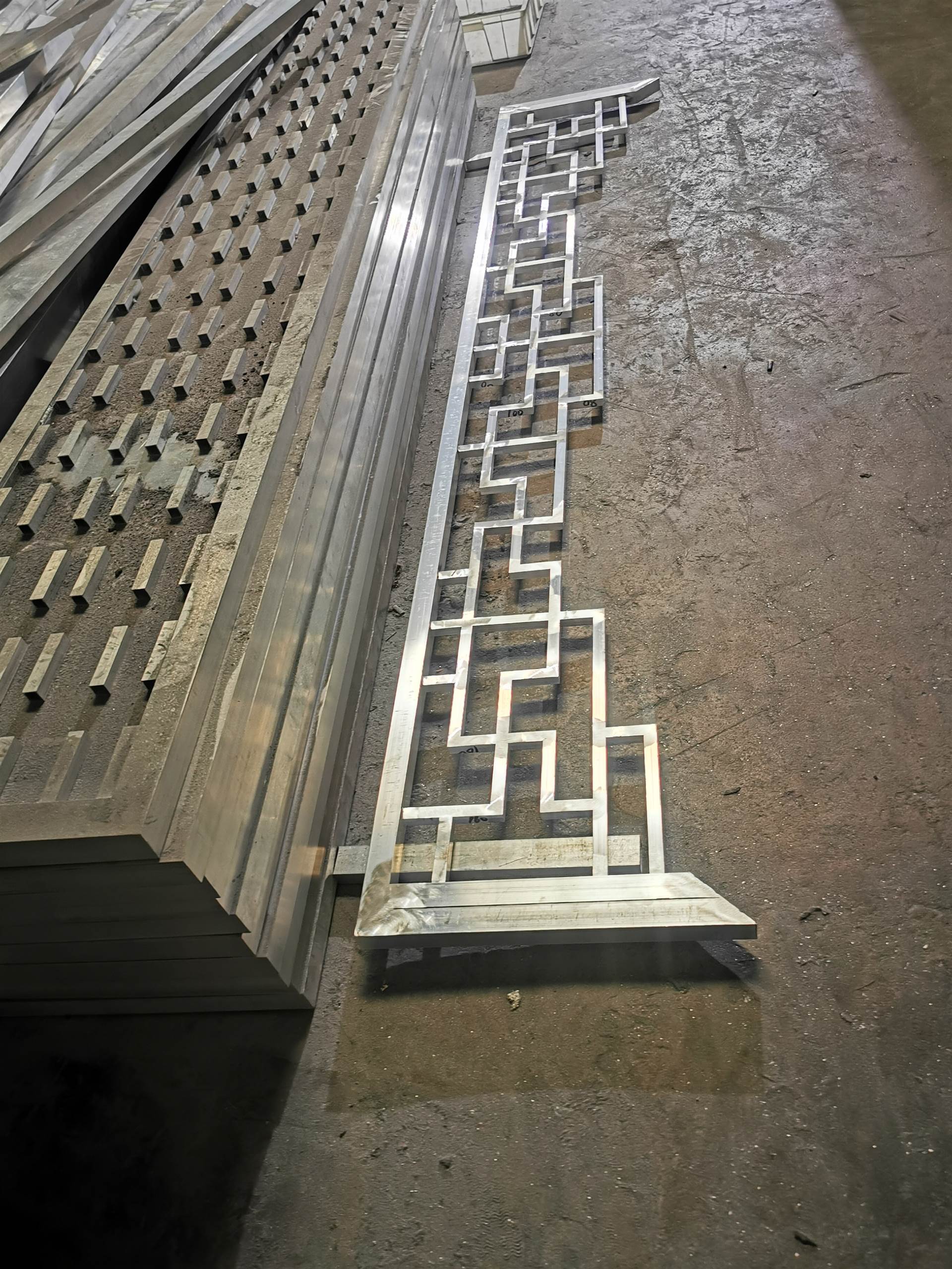 铝挂落,是一种传统装饰产品和现代技术结合的铝合金制品,传统的挂落