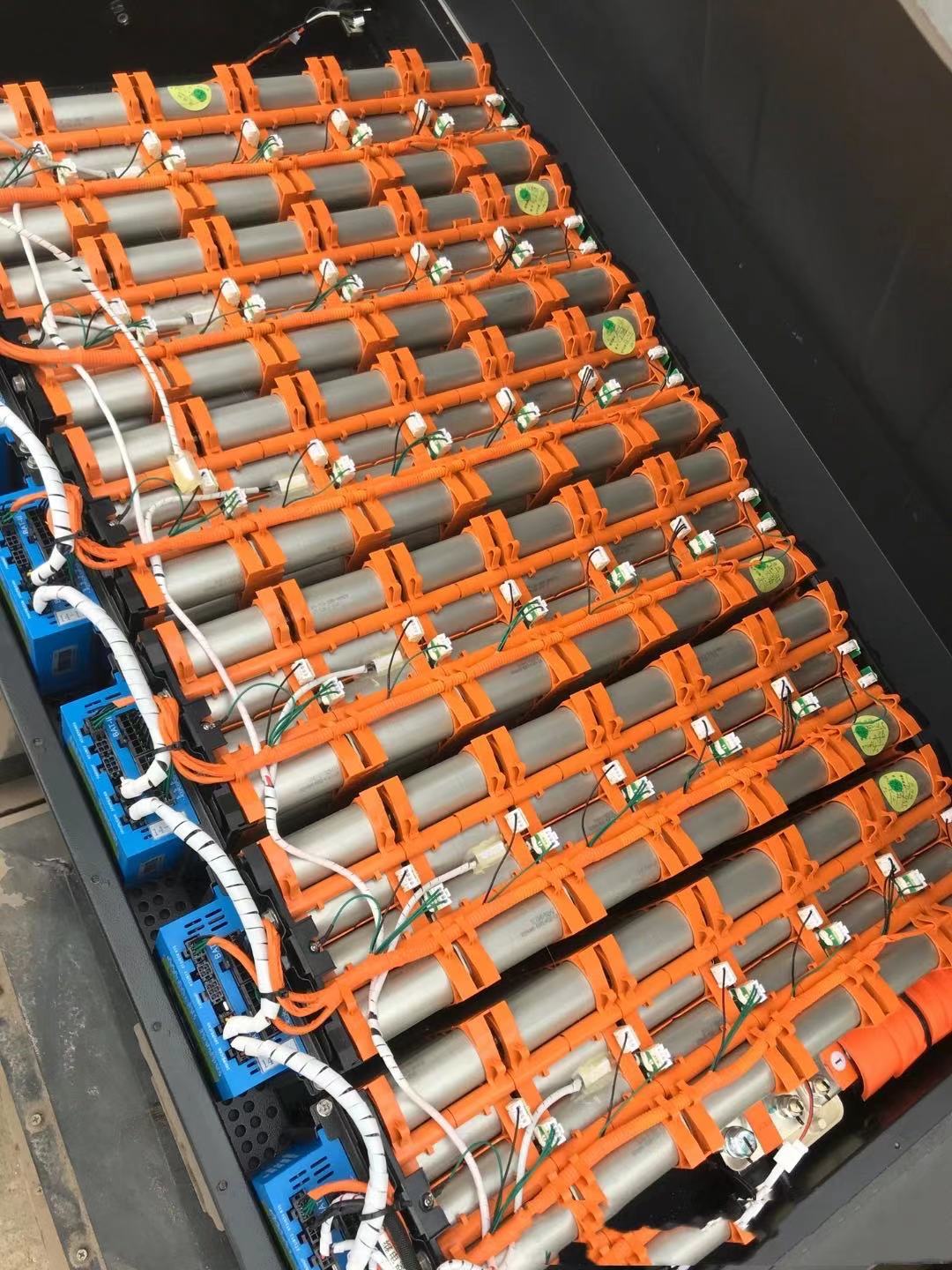 废旧电池的回收处理上门回收新能源汽车拆车电池包底盘